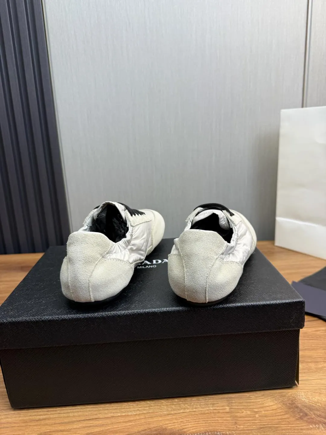 Men's shoes 💰600💰 PRADA 2025 Early Spring Collapse New Couple Style Sports Shoes Moral Training Shoes The name Collapse comes from the fact that it can be easily put on and taken off with bare hands. The light and comfortable features make it more relaxed and casual. The side elastic design can be worn twice! Super comfortable catwalk sneakers, as light and thin as ballet slippers, as comfortable as sneakers, comfortable and super light on the feet. Fabric: nubuck leather spliced ​​with nylon cloth. Silk cowhide foot pads. Size: Women's code 35/40 Men's code 39/45
